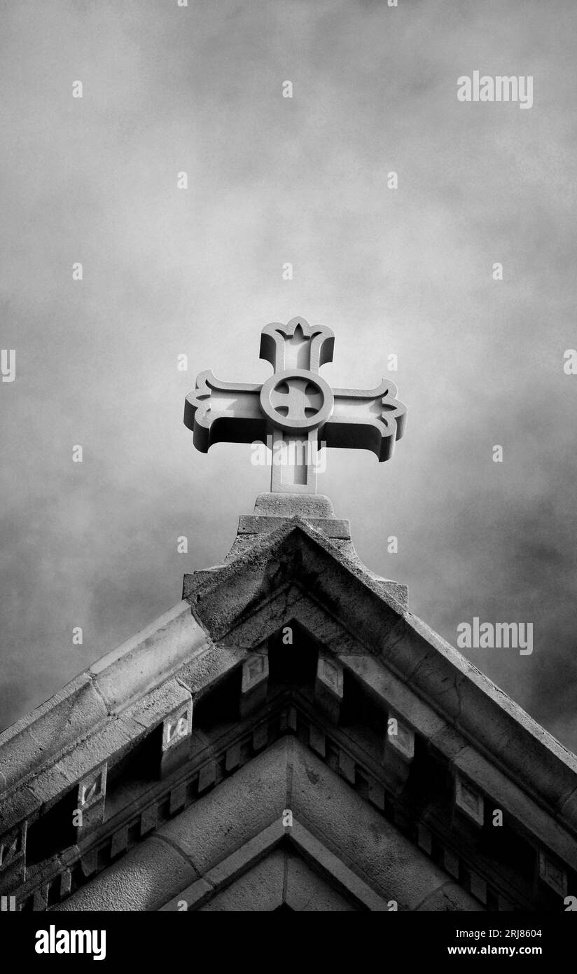Une croix de pierre ou Crufix au sommet de la basilique cathédrale de Saint-Laurent François d'Assise à Santa Fe, Nouveau Mexique. Banque D'Images