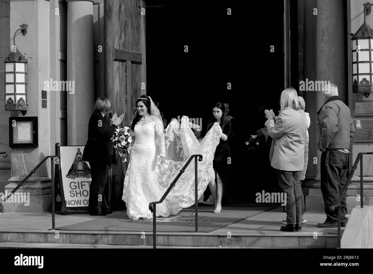 Une mariée nouvellement mariée et sa fête de mariage quittent la basilique cathédrale de St. François d'Assise après un mariage à Santa Fe, Nouveau Mexique. Banque D'Images
