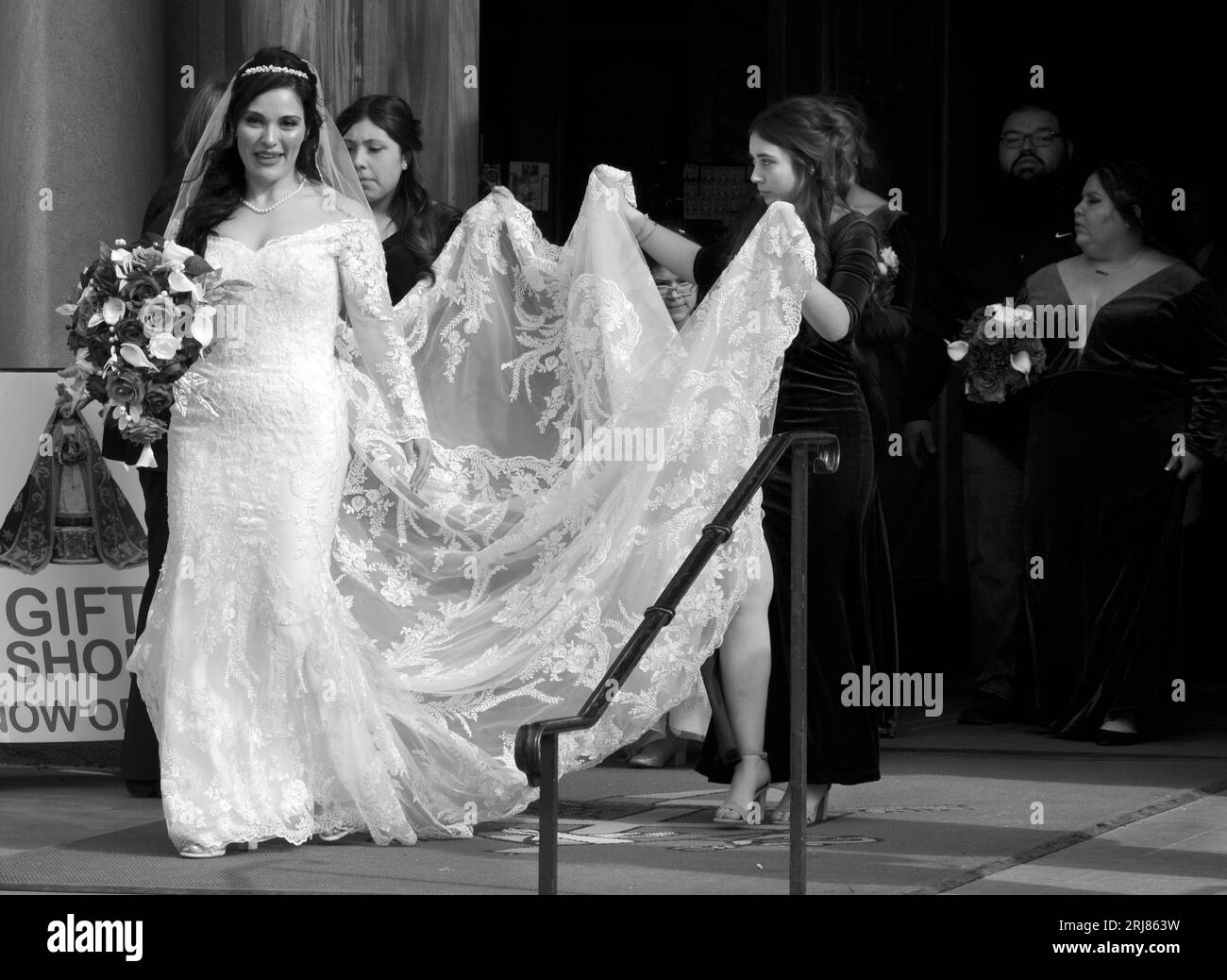 Une mariée nouvellement mariée et sa fête de mariage quittent la basilique cathédrale de St. François d'Assise après un mariage à Santa Fe, Nouveau Mexique. Banque D'Images