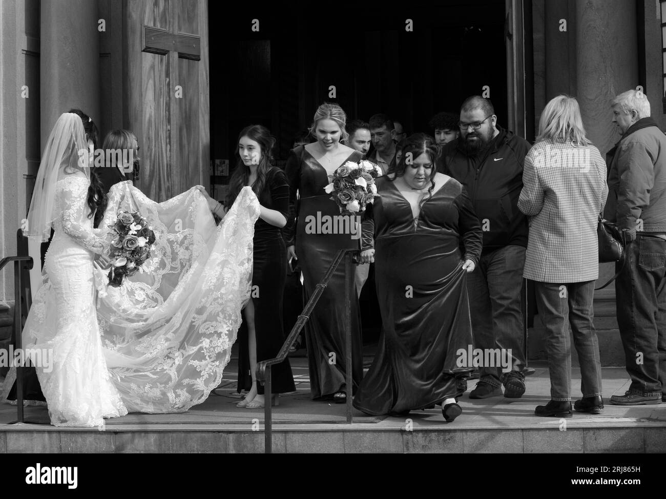 Une mariée nouvellement mariée et sa fête de mariage quittent la basilique cathédrale de St. François d'Assise après un mariage à Santa Fe, Nouveau Mexique. Banque D'Images