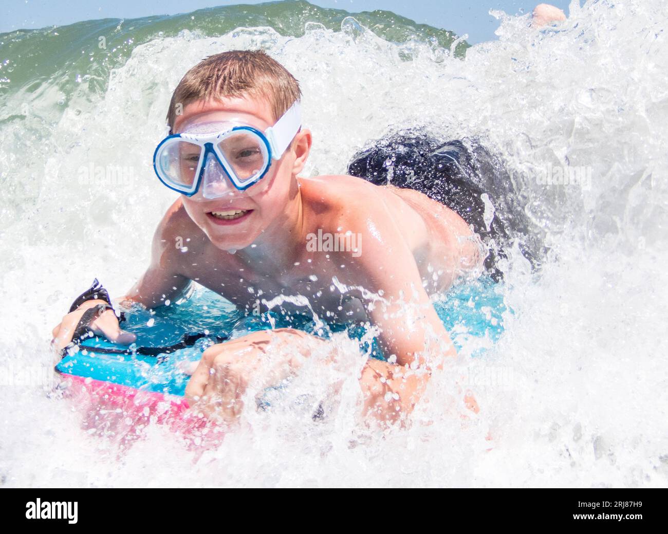 Un enfant monte une planche de boogie à Ocean City, Maryland. Banque D'Images