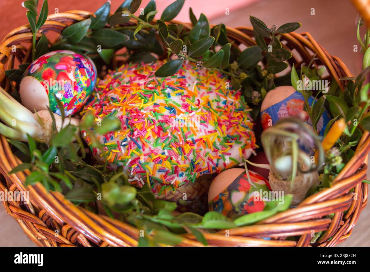 Gros plan panier Pâques Ukrainian Pâques et œuf de Pâques avec saucisse et raifort Banque D'Images