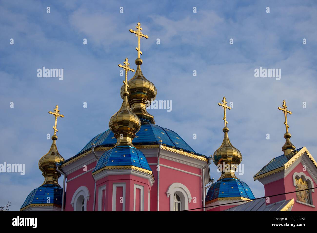 Dômes bleus avec cathédrale orthodoxe dorée à Kovel Banque D'Images