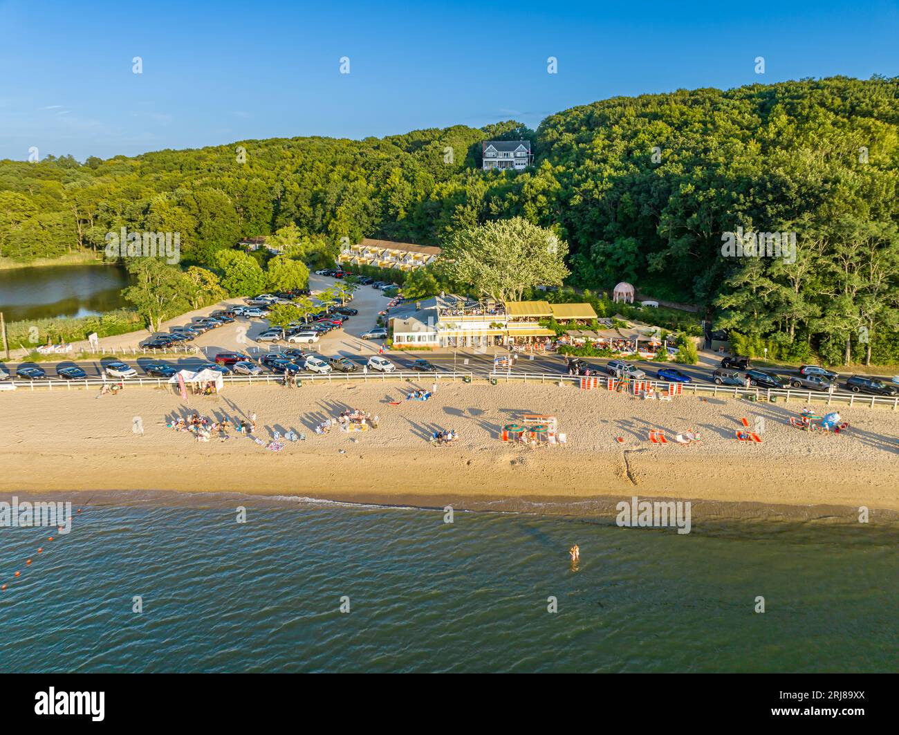 image aérienne de coucher de soleil plage et hôtel dans l'île d'abri, ny Banque D'Images