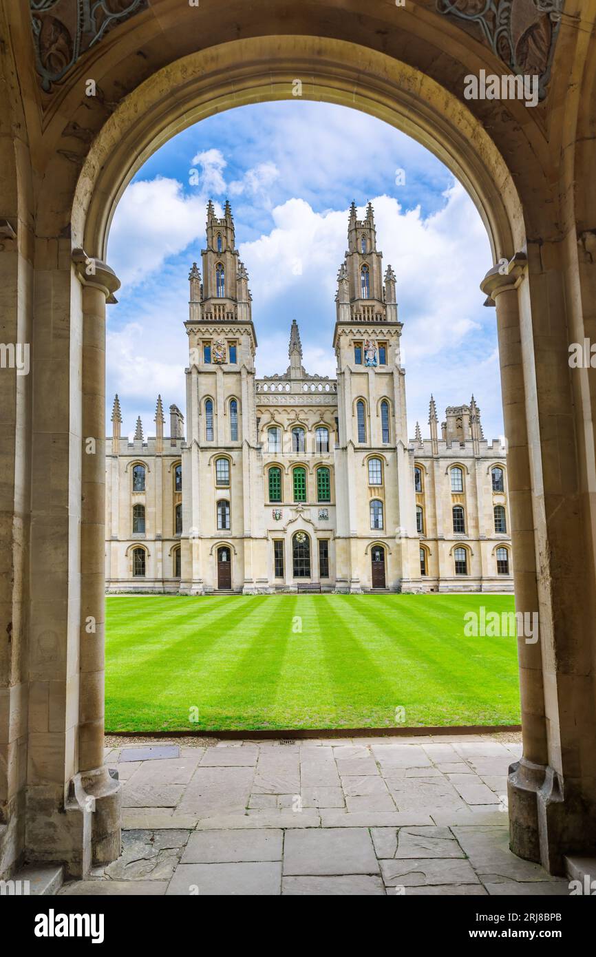 Entrée All Souls College Oxford, un collège constitutif de l'Université d'Oxford en Angleterre, montrant une cour spacieuse avec de l'herbe verte. Sélectif f Banque D'Images