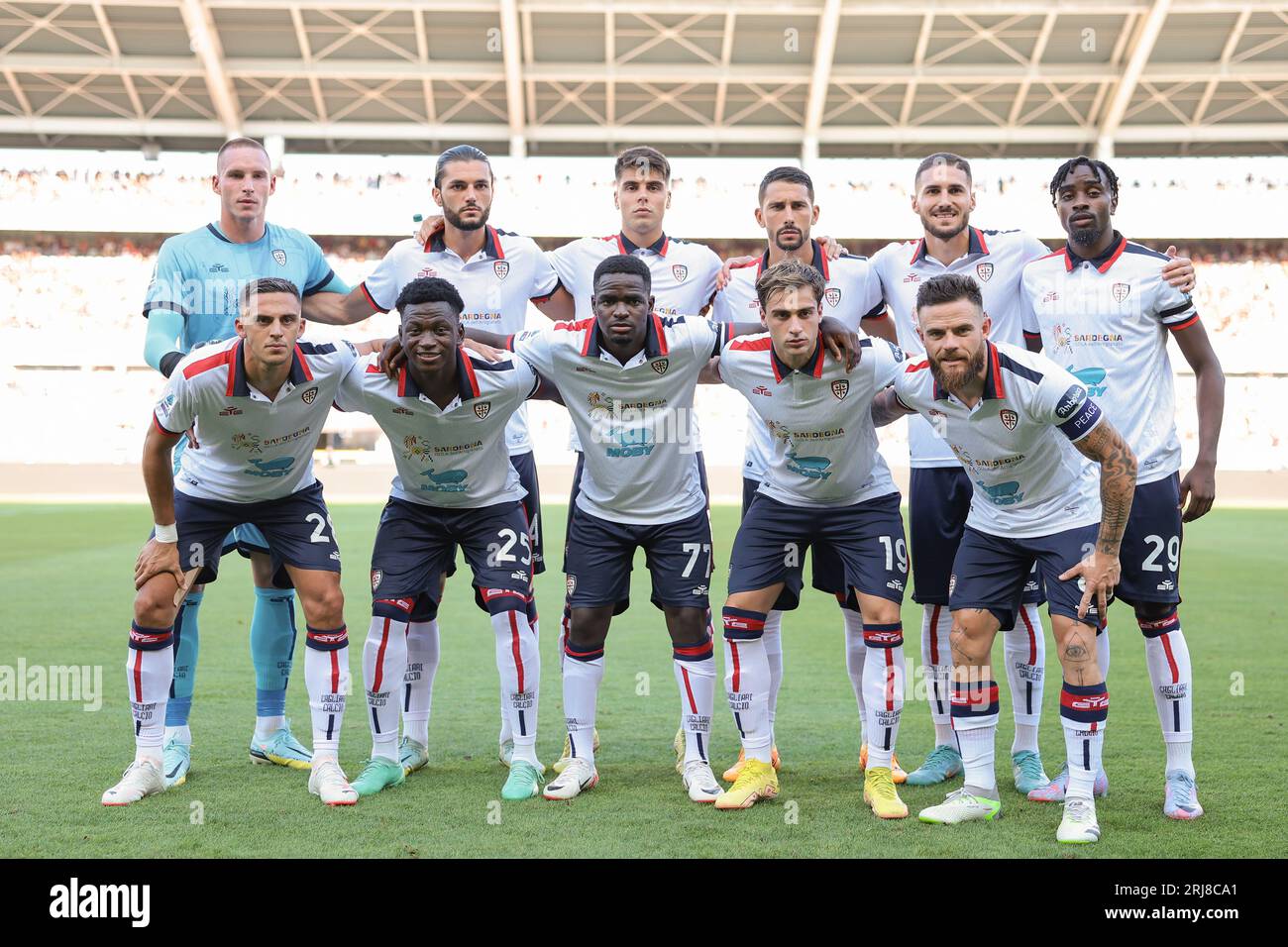 Turin, Italie. 21 août 2023. Le Cagliari Calcio de départ onze heures de la formation pour une photo d'équipe avant le coup d'envoi, rangée arrière ( de gauche à droite ) ; Boris Radunovic, Alberto Dossena, Adam Obert, Edoardo Goldaniga, Paolo Azzi et Antoine Makoumbou, première rangée ( de G à D ) ; Gabriele Zappa, Antoine Makoumbou, Zito Luvumbo, Gaetano Oristanio et Nahitan Nandez, dans le match de Serie A au Stadio Grande Torino, Turin. Le crédit photo devrait se lire : Jonathan Moscrop/Sportimage crédit : Sportimage Ltd/Alamy Live News Banque D'Images