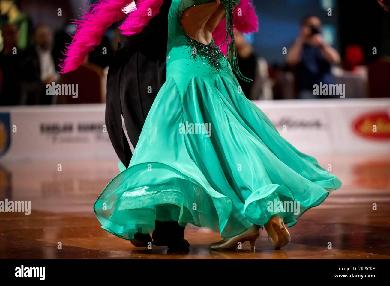 La danse de couple sur la piste de danse standard Banque D'Images