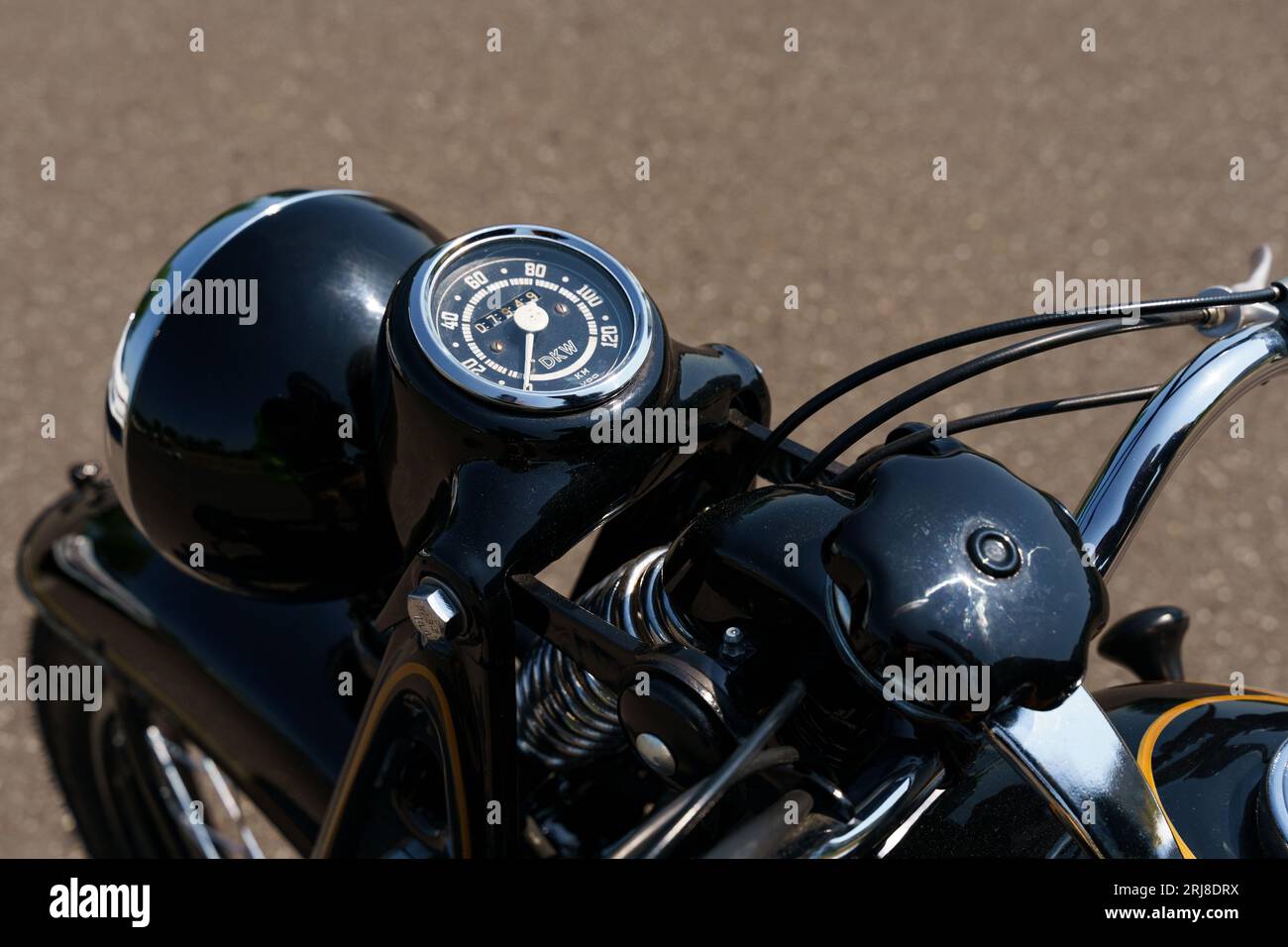 Waltershausen, Allemagne - 10 juin 2023 : une moto dkw nz 350. Vue du compteur de vitesse et du bouchon du réservoir de carburant. Banque D'Images