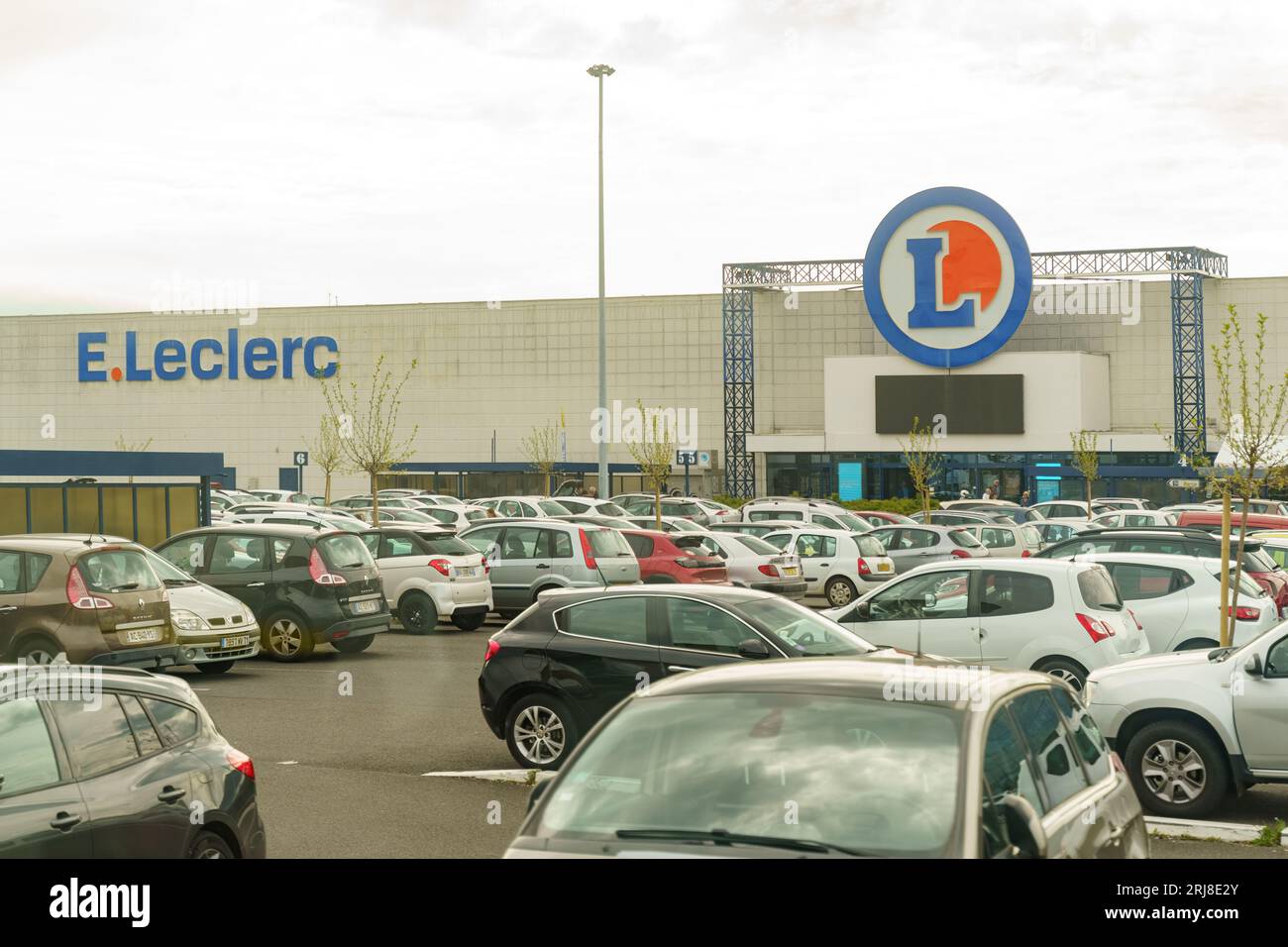 Saint-Marseille, France, 28 avril 2023 : une grande chaîne de magasins E.Leclerc, à côté d'un grand parking. Banque D'Images