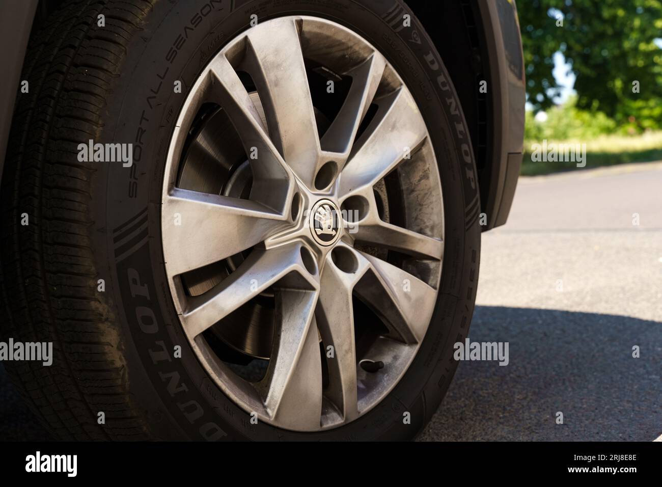 Waltershausen, Allemagne - 11 juin 2023 : logo de la société Skoda sur une jante métallique. Banque D'Images