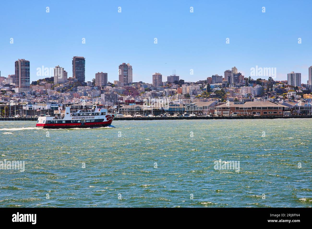 Bateau d'excursion Royal Prince sur les eaux agitées dans la baie de San Francisco avec vue sur la ville Banque D'Images
