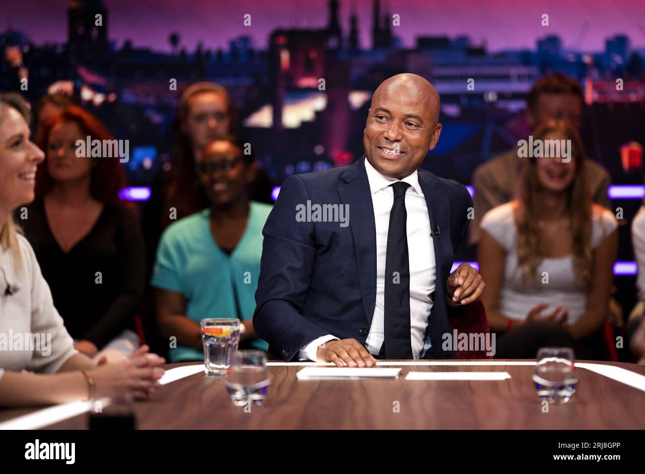 AMSTERDAM - Humberto Tan avant le talk-show Humberto dans lequel il parle aux principaux acteurs de l'actualité et plonge dans les sujets actuels du week-end. ANP RAMON VAN flymen netherlands Out - belgique Out Banque D'Images