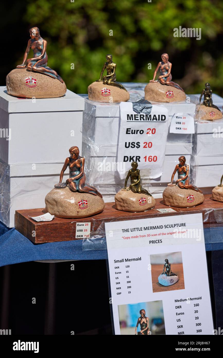 Les figurines de la petite Sirène, vendues par la petite Sirène ; Copenhague, Danemark Banque D'Images