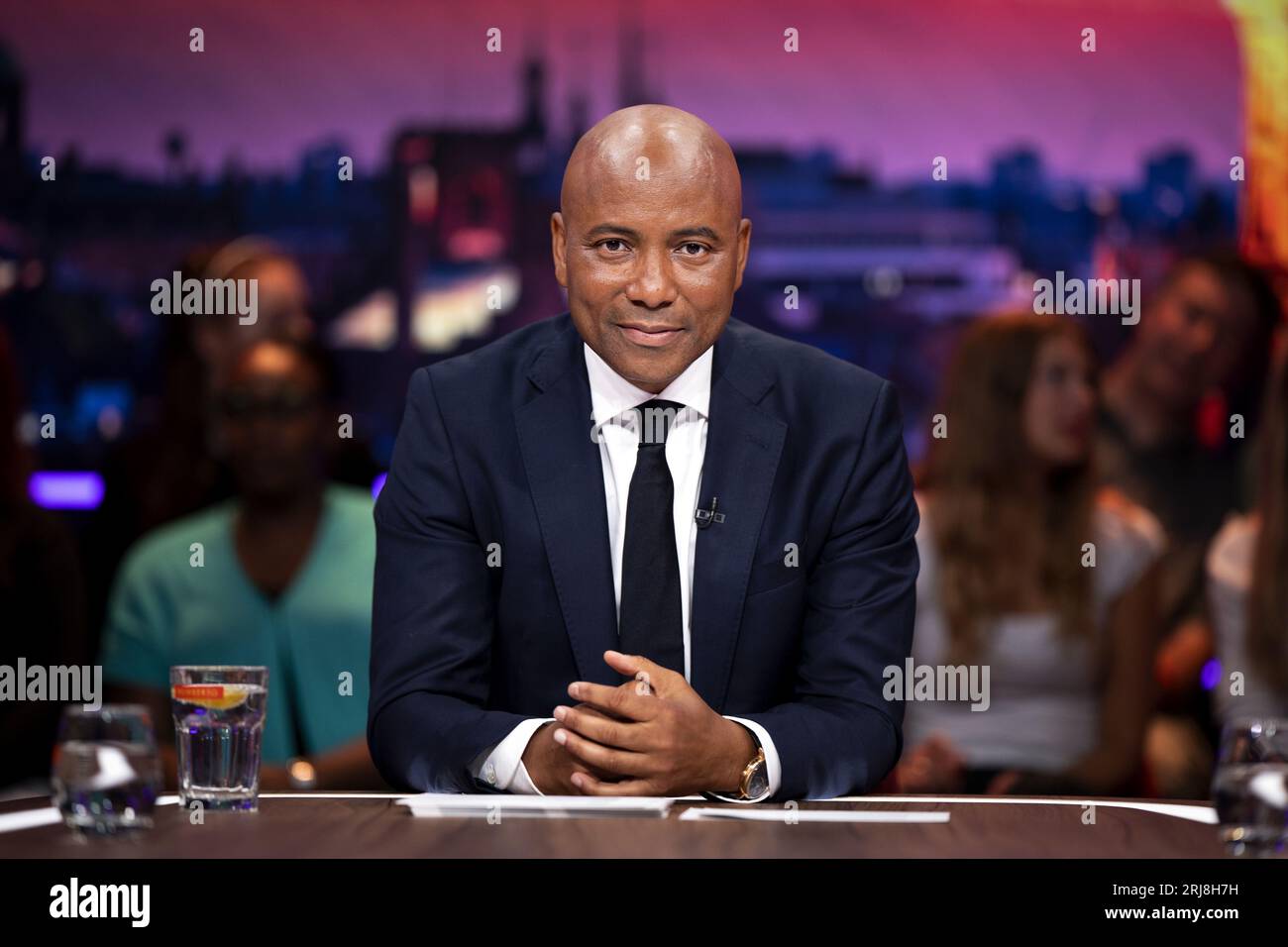 AMSTERDAM - Humberto Tan avant le talk-show Humberto dans lequel il parle aux principaux acteurs de l'actualité et plonge dans les sujets actuels du week-end. ANP RAMON VAN flymen netherlands Out - belgique Out Banque D'Images