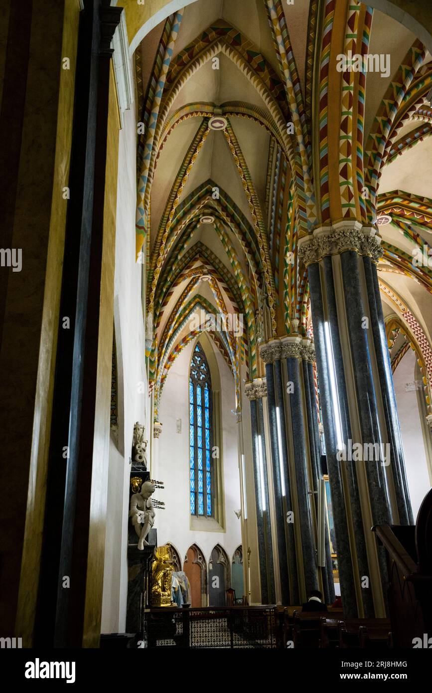 Église paroissiale intérieure hongroise néoclassique à Budapest, Hongrie, le plus ancien bâtiment du côté de Pest. Banque D'Images