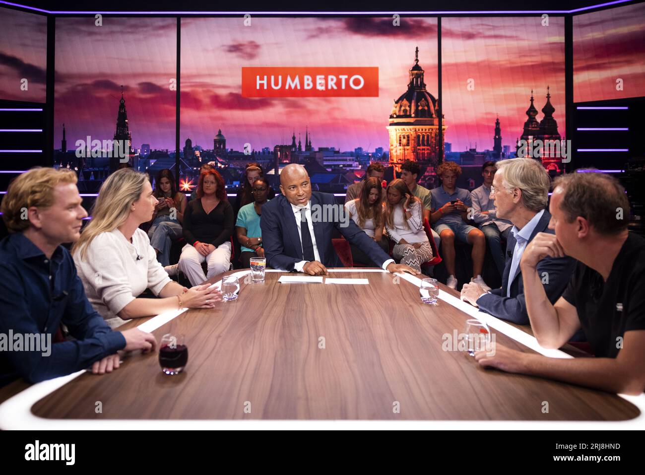 AMSTERDAM - Humberto Tan avant le talk-show Humberto dans lequel il parle aux principaux acteurs de l'actualité et plonge dans les sujets actuels du week-end. ANP RAMON VAN flymen netherlands Out - belgique Out Banque D'Images