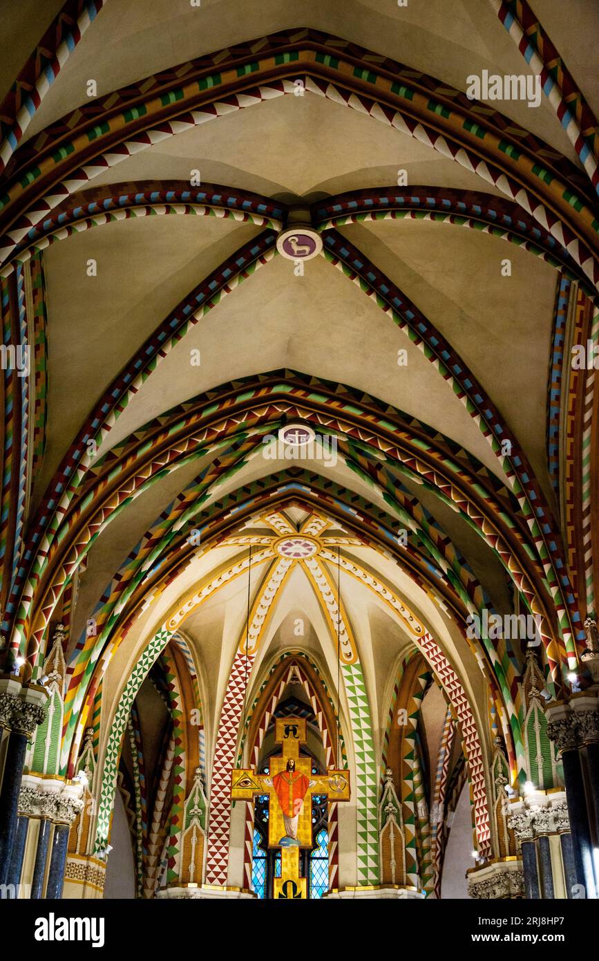 Église paroissiale intérieure hongroise néoclassique à Budapest, Hongrie, le plus ancien bâtiment du côté de Pest. Banque D'Images