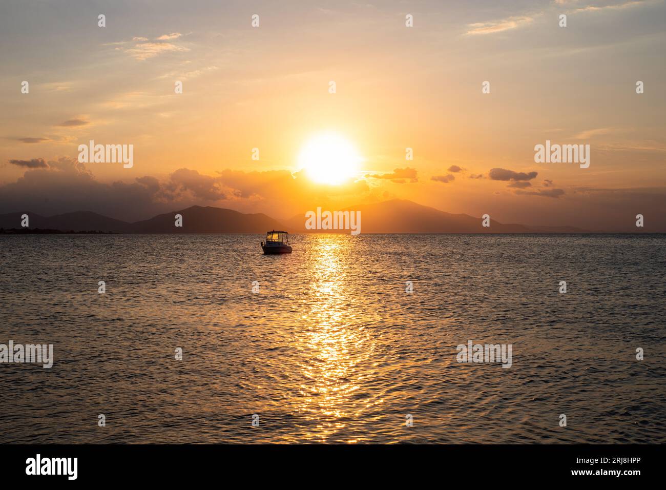 Coucher de soleil sur la mer Égée sur l'île d'Evia en Grèce. Soleil couchant derrière la montagne Pélion Banque D'Images
