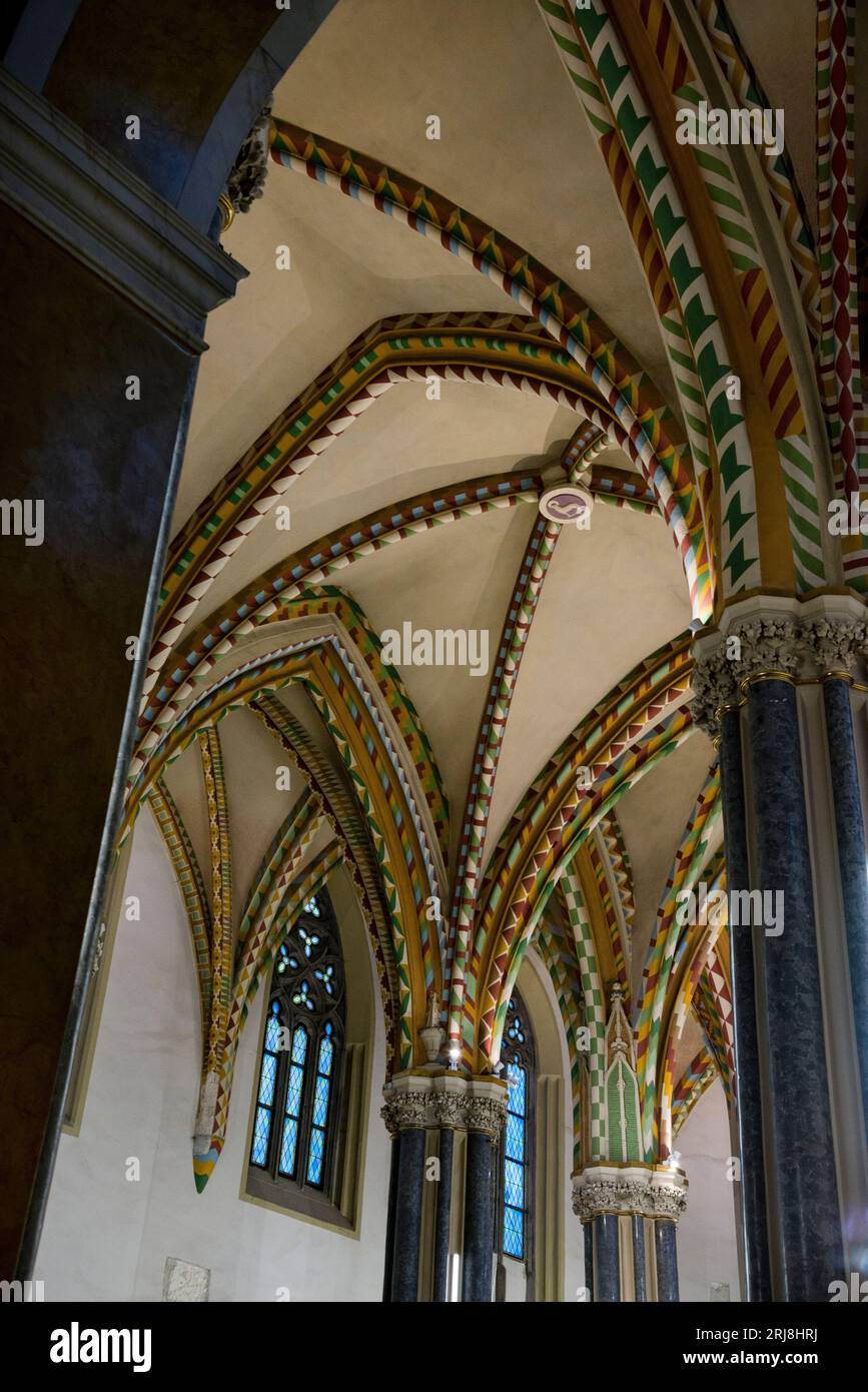 Église paroissiale intérieure hongroise néoclassique à Budapest, Hongrie, le plus ancien bâtiment du côté de Pest. Banque D'Images