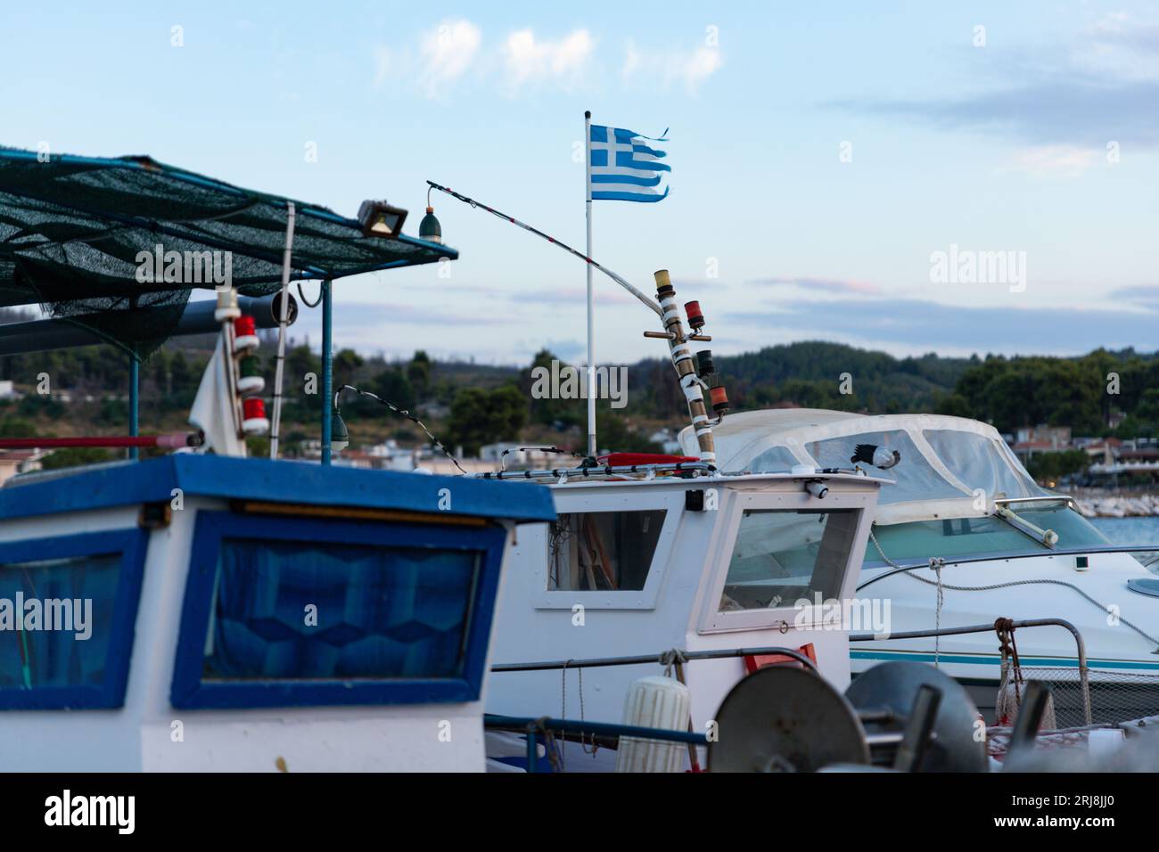 Bateau de pêche avec drapeau de la Grèce dans le port de l'île d'Evia Banque D'Images