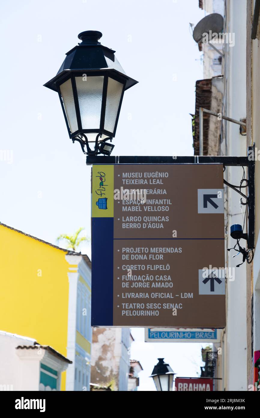 Salvador, Bahia, Brésil - 19 août 2023 : panneau indiquant divers sites historiques et culturels à Pelourinho, centre historique de la ville de Salvado Banque D'Images