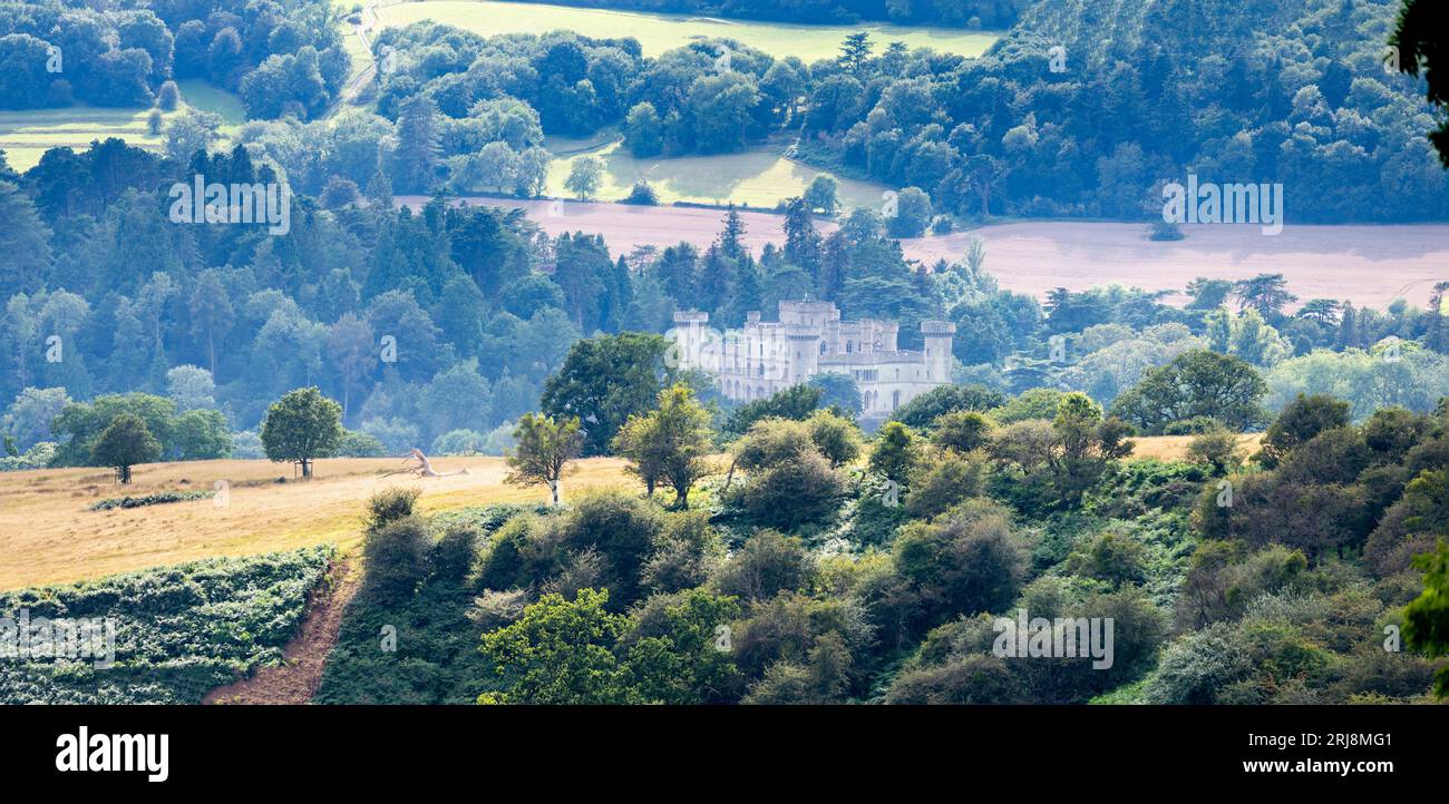 Point de repère historique, niché dans une vallée au milieu d'une belle végétation luxuriante, vert feuillage estival, prairies et pâturages, dans un paysage rural, typique de l'ouest de Eng Banque D'Images