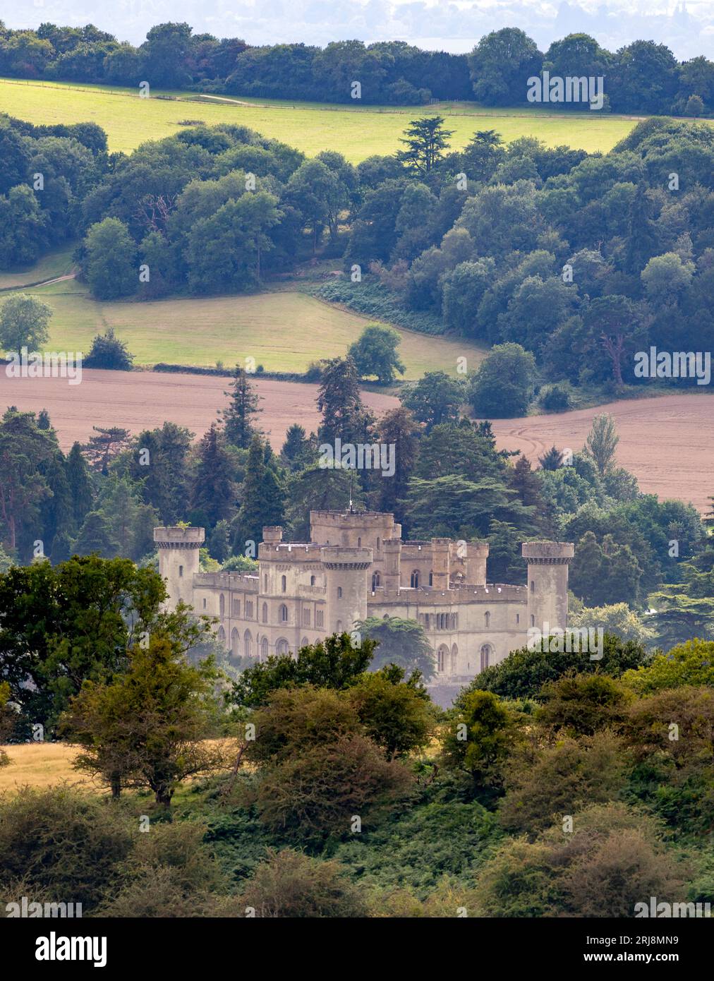 Point de repère historique, niché dans une vallée au milieu d'une belle végétation luxuriante, vert feuillage estival, prairies et pâturages, dans un paysage rural, typique de l'ouest de Eng Banque D'Images