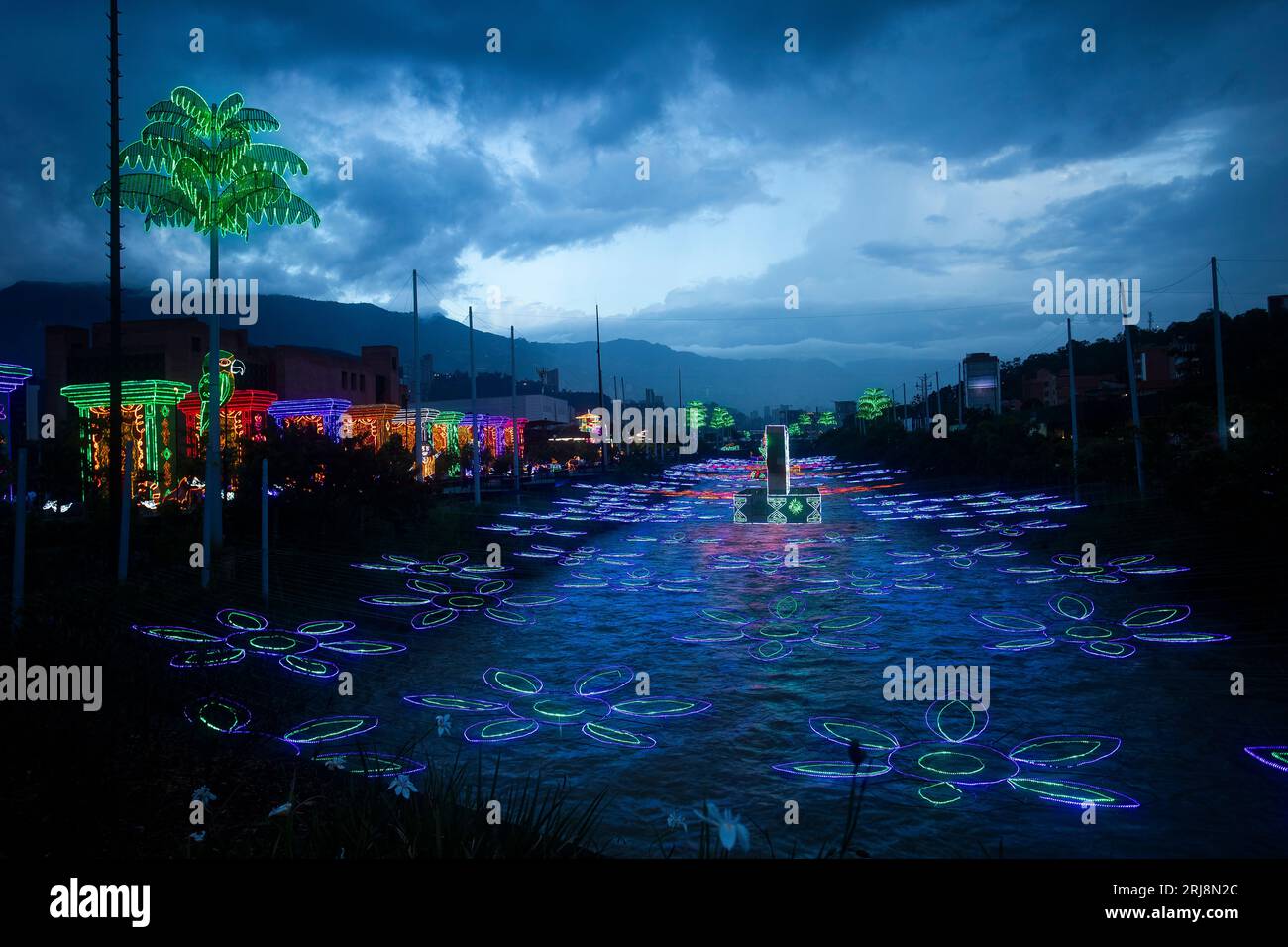 Medellin, Antioquia. Colombie - 11 janvier 2023. Éclairage de Noël dans le secteur des parcs fluviaux Banque D'Images