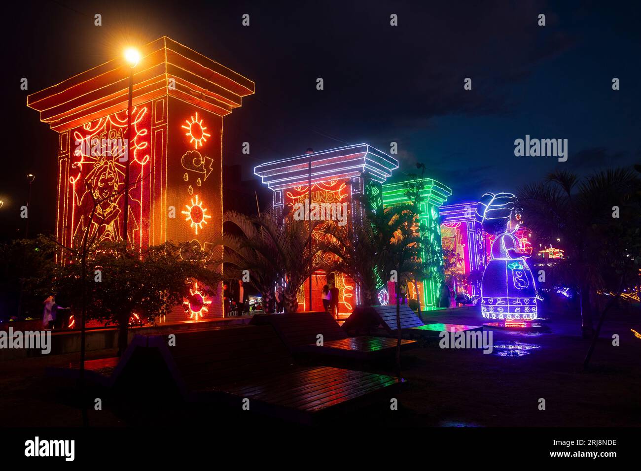 Medellin, Antioquia. Colombie - 11 janvier 2023. Éclairage de Noël dans le secteur des parcs fluviaux Banque D'Images