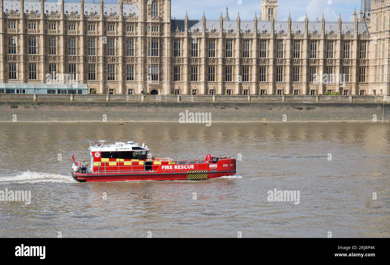 Un bateau de secours en cas d'incendie passe devant Westminster Bridge River Thames City of Westminster London Banque D'Images