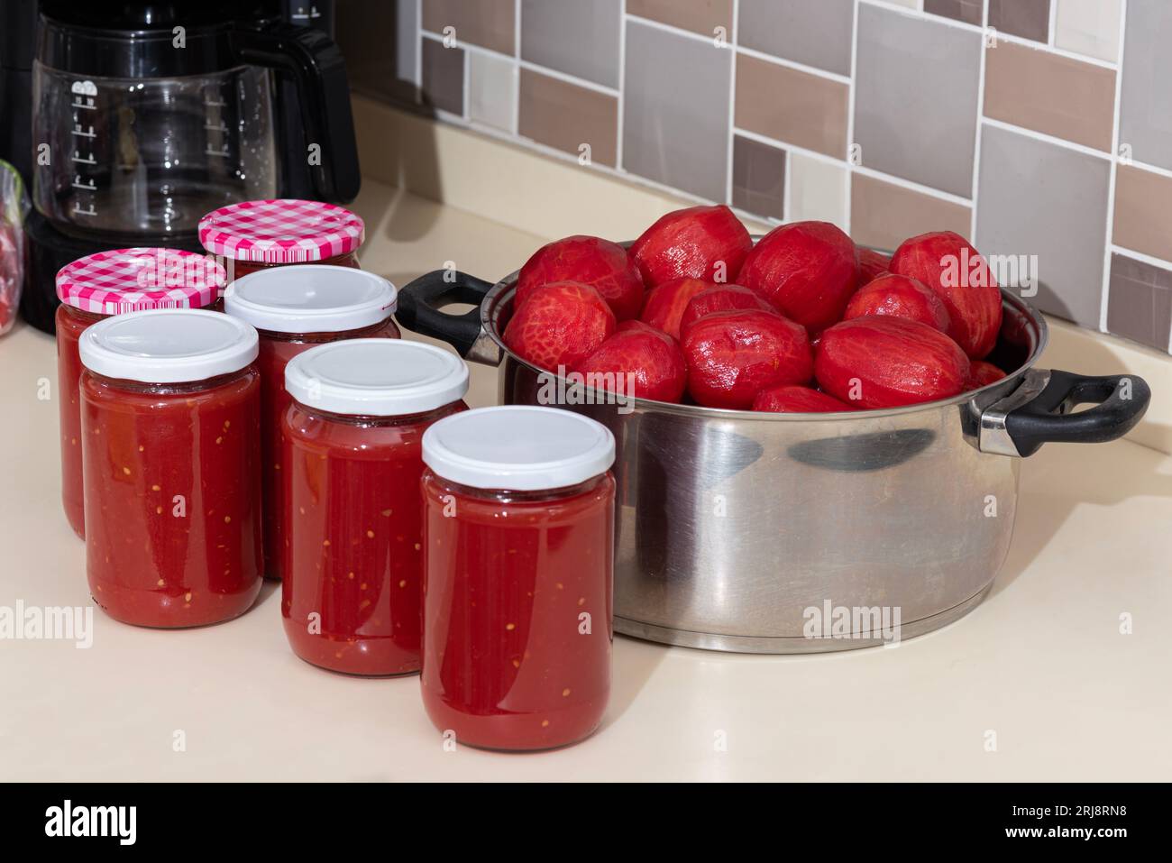 Sauce tomate maison dans les pots préparation traditionnelle pour les mois d'hiver. Banque D'Images