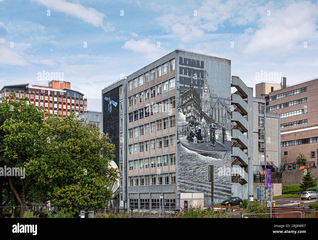 The Land-ship, une murale basée sur une photo de 1913, d'un faux pont de navigation sur Graham Hills Building, Strathclyce University, Glasgow, Écosse. Banque D'Images