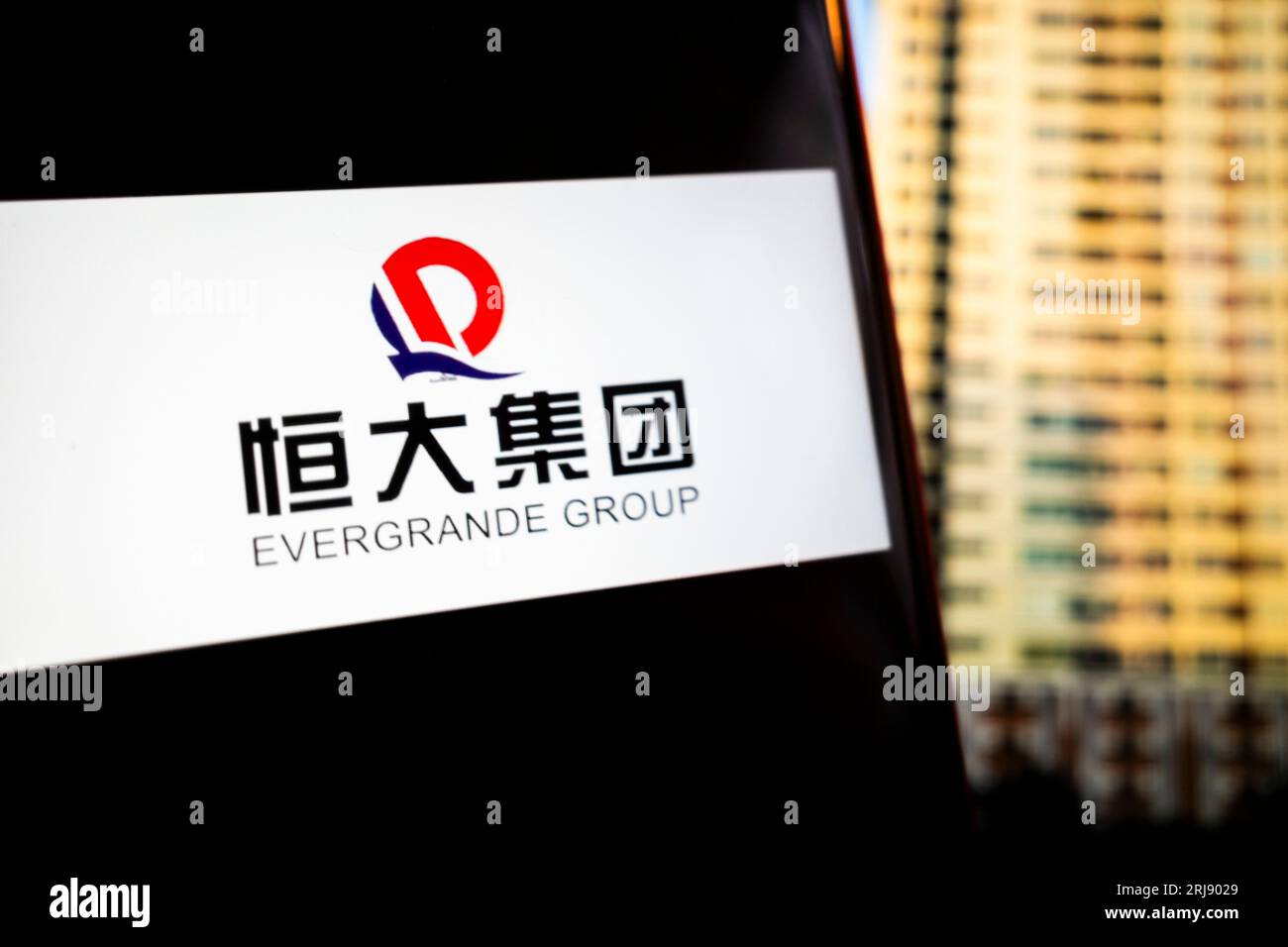 New York, New York, États-Unis. 21 août 2023. Logo du groupe chinois Evergrande, un important promoteur immobilier et société d'investissement en République populaire de Chine. Evergrande a récemment déclaré faillite à New York et est impliqué dans une bulle d'actifs surendettée menaçant la croissance économique de la Chine. (Image de crédit : © Taidgh Barron/ZUMA Press Wire) USAGE ÉDITORIAL SEULEMENT! Non destiné à UN USAGE commercial ! Banque D'Images