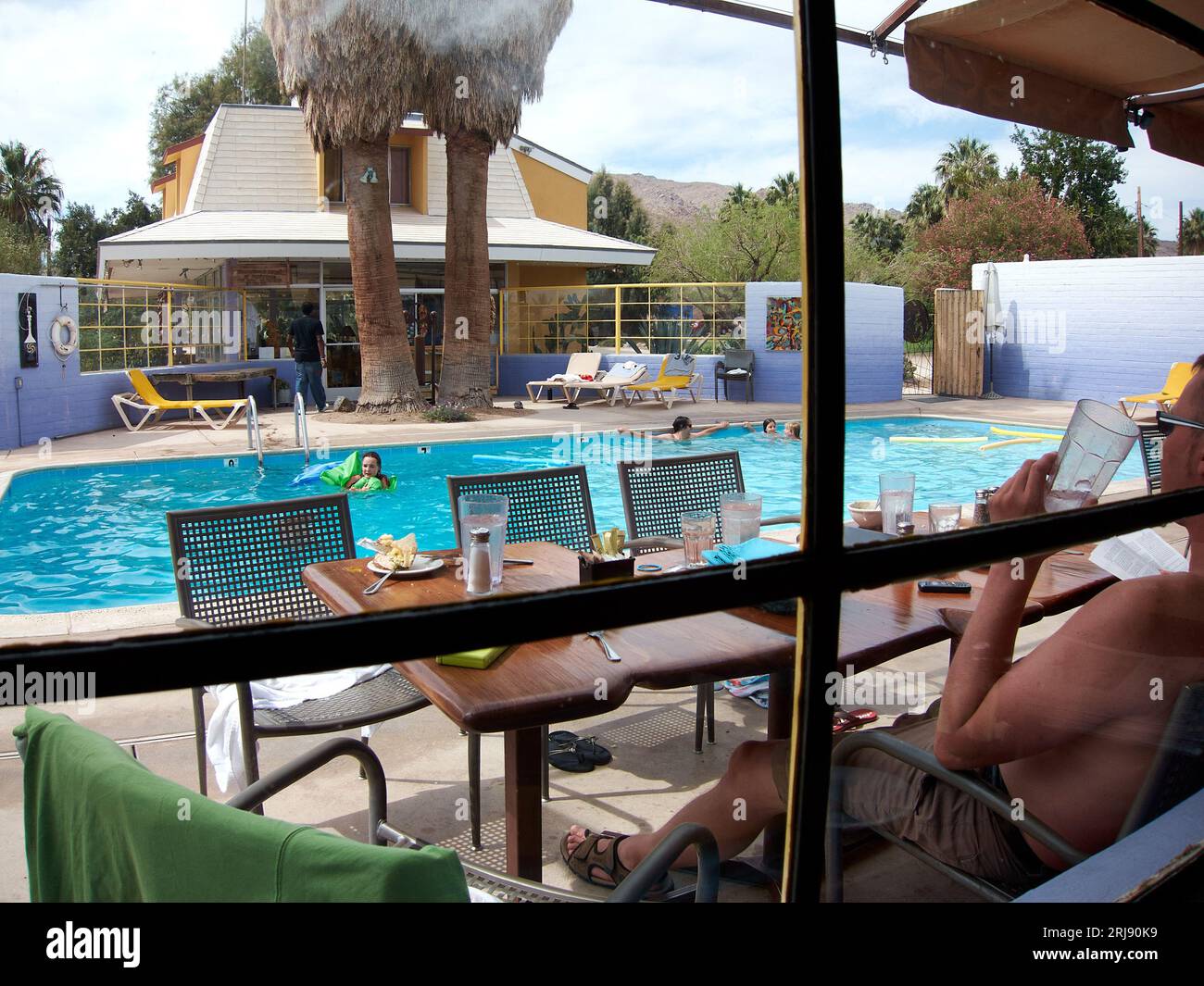 Twentynine Palms, Californie, États-Unis. 1 août 2010. Petit déjeuner au bord de la piscine au restaurant du 29 Palms Inn. (Image de crédit : © Ian L. Sitren/ZUMA Press Wire) USAGE ÉDITORIAL SEULEMENT! Non destiné à UN USAGE commercial ! Banque D'Images