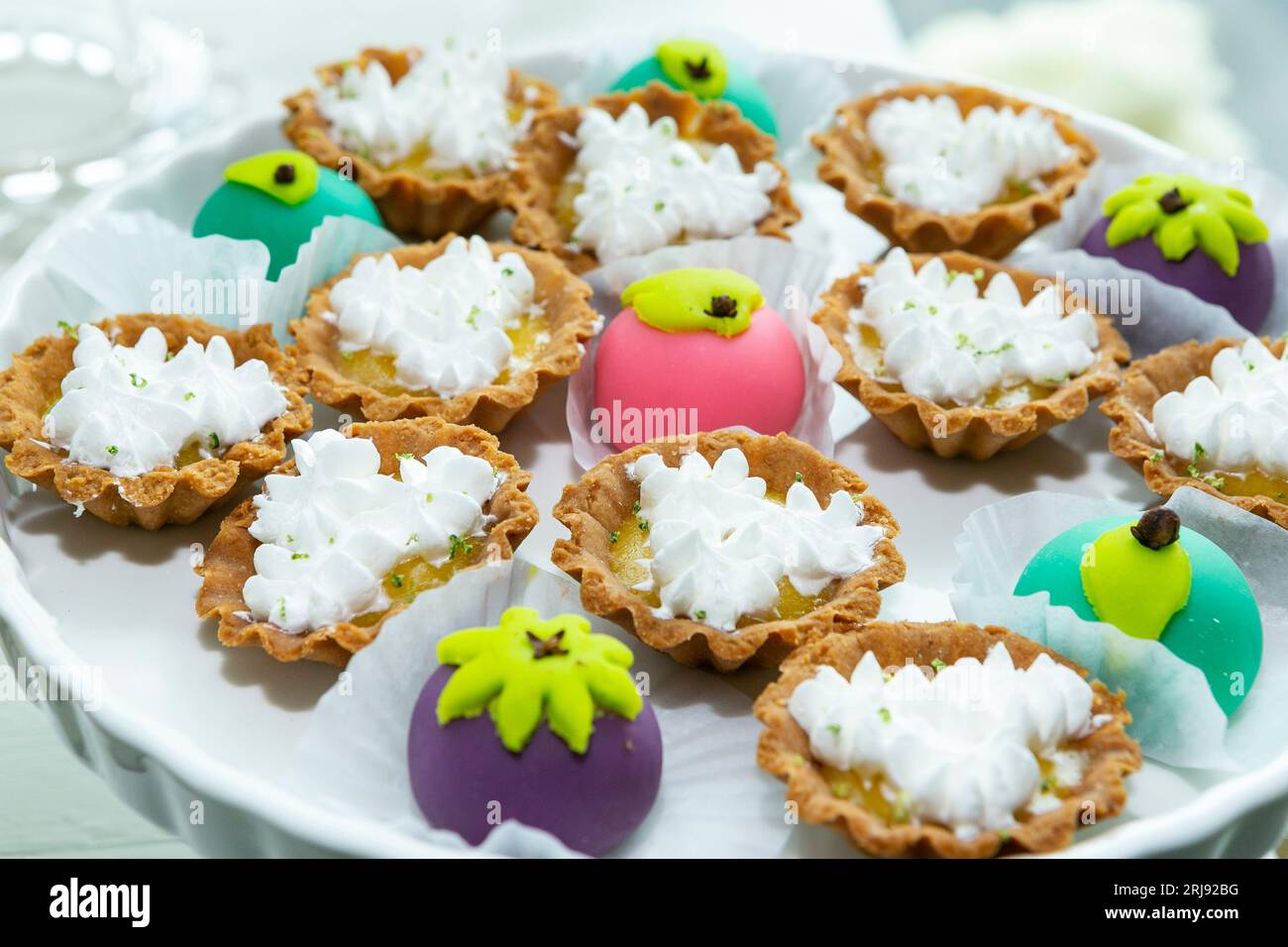 Événements sociaux ; Présentation individuelle de desserts pour les invités à la réception Banque D'Images