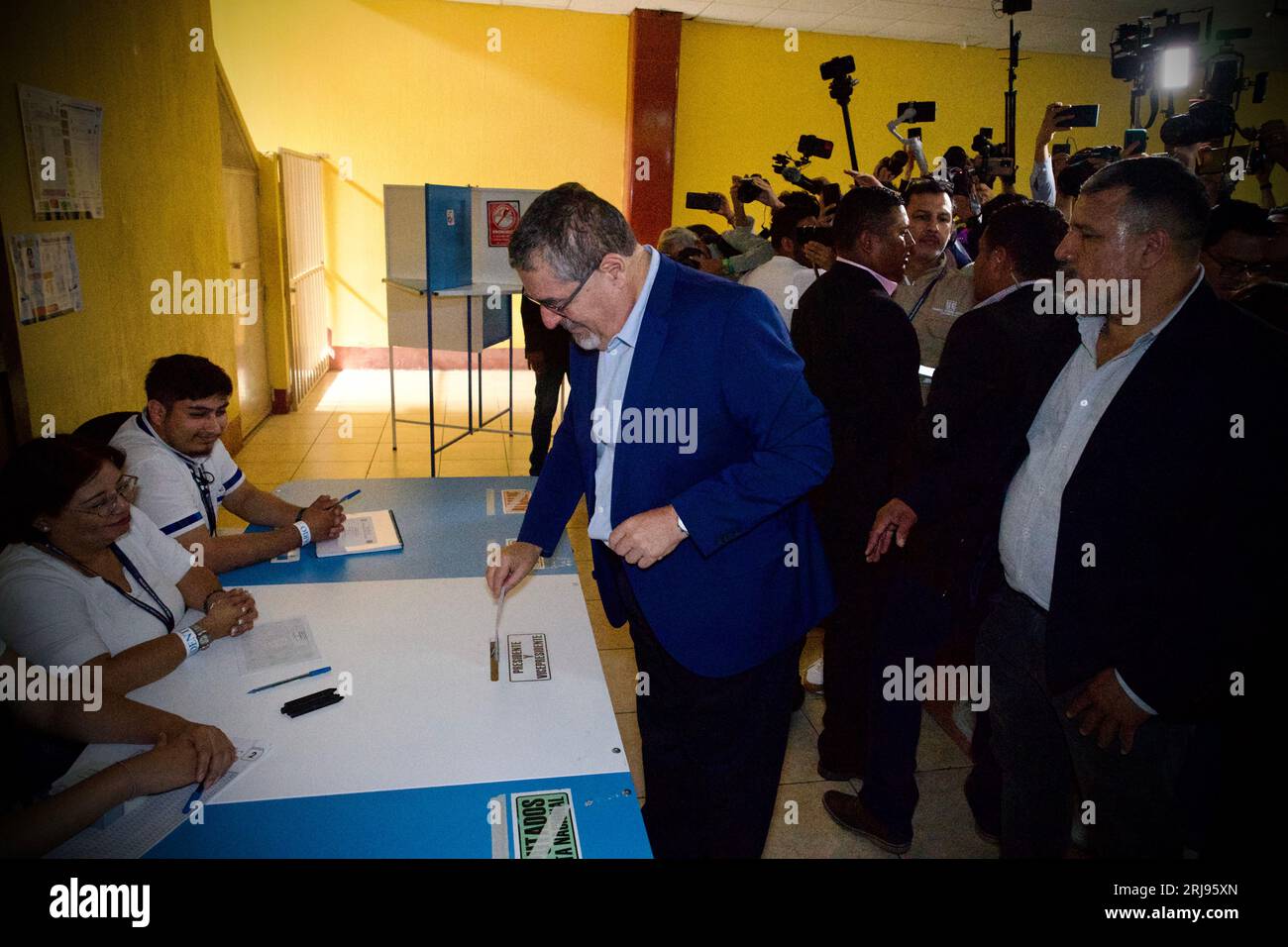 Guatemala City, Guatemala. 20 août 2023. Le candidat à la présidence Bernardo Arevalo jette son bulletin de vote dans un bureau de vote à Guatemala City, Guatemala, le 20 août 2023. Bernardo Arevalo a remporté l'élection présidentielle guatémaltèque, selon un décompte du Tribunal électoral suprême dimanche soir. Avec 95 pour cent des bulletins comptés, Arevalo a obtenu 59 pour cent des voix, avec sa rivale Sandra Torres derrière avec 36 pour cent. Crédit : David de la Paz/Xinhua/Alamy Live News Banque D'Images