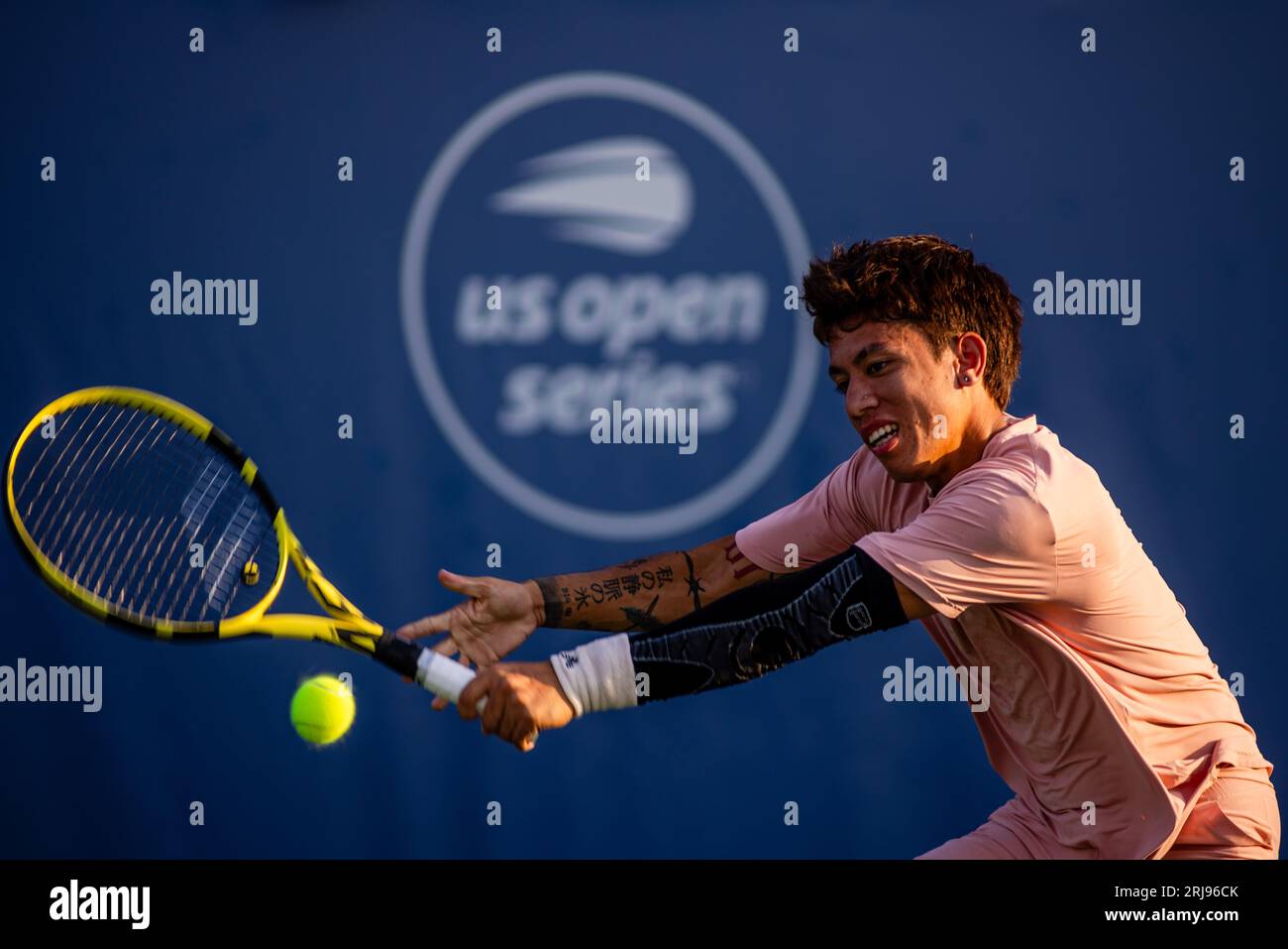 Wnston-Salem, Caroline du Nord, États-Unis. 21 août 2023 : Omni Kumar retourne le ballon lors du premier tour de l'Open de Winston-Salem 2023 au Wake Forest tennis Complex à Wnston-Salem, NC. (Scott Kinser) crédit : CAL Sport Media/Alamy Live News Banque D'Images