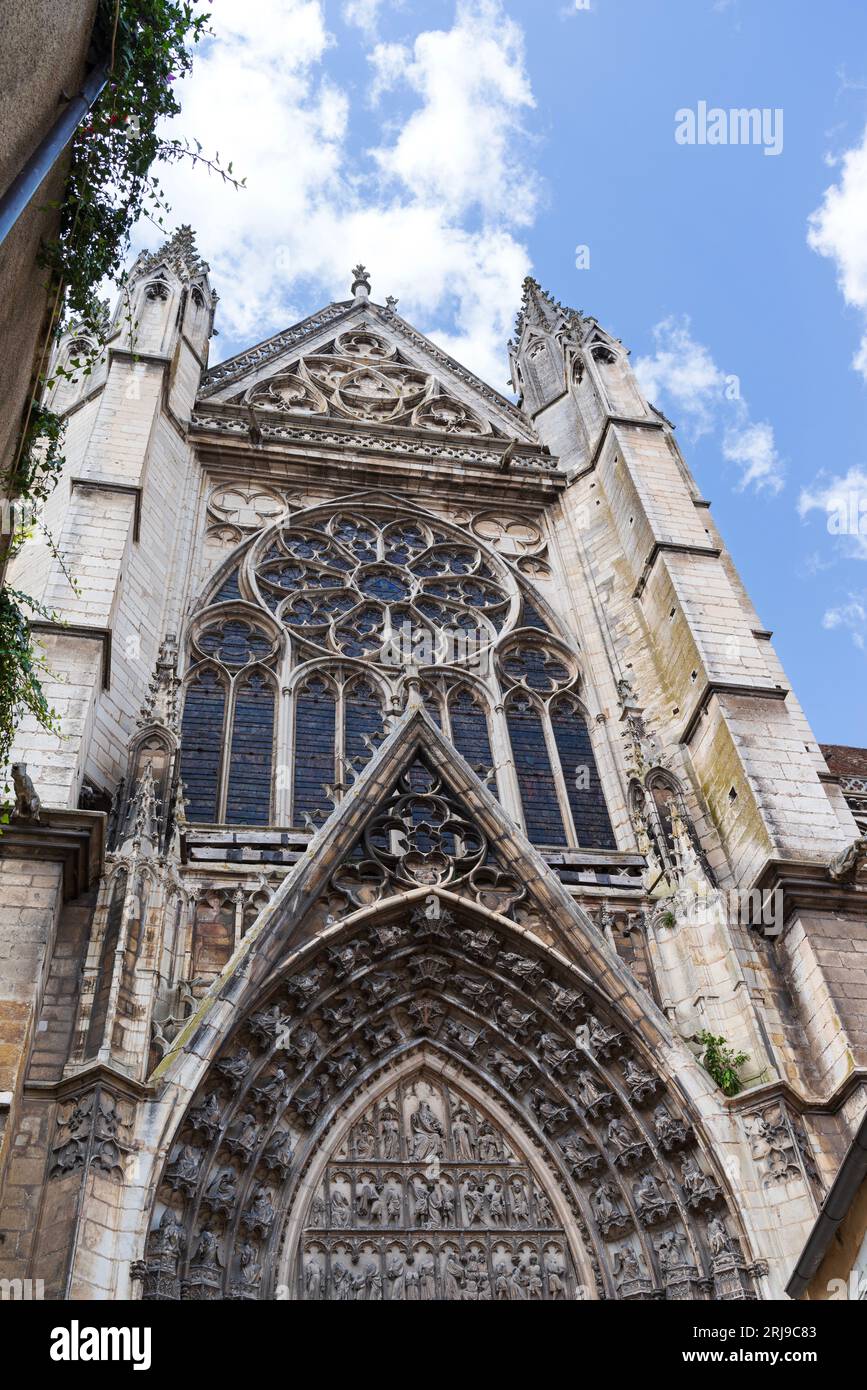 tympan du transept sud et rosace de l'extérieur de la cathédrale st etienne à auxerre france Banque D'Images