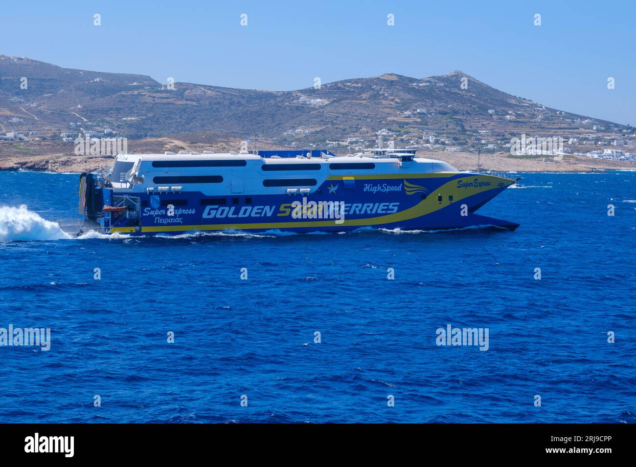 Cyclades, GR - 30 juillet 2023 : ferry dans les Cyclades sur la mer Égée Banque D'Images