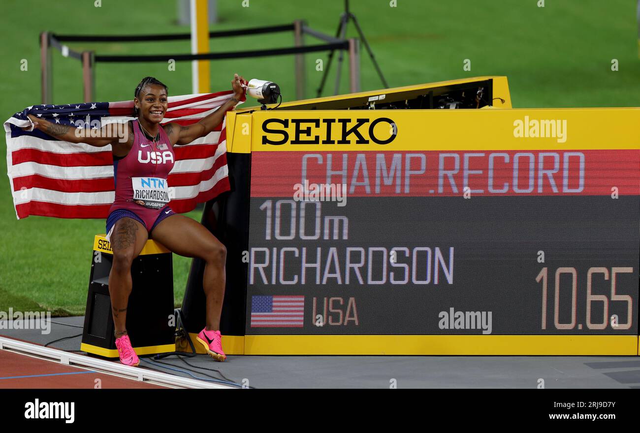 Budapest, Hongrie. 21 août 2023. SHA'Carri Richardson des États-Unis pose avec le tableau de bord après la finale du 100m féminin des Championnats du monde d'athlétisme Budapest 2023 à Budapest, Hongrie, le 21 août 2023. Crédit : Li Ying/Xinhua/Alamy Live News Banque D'Images