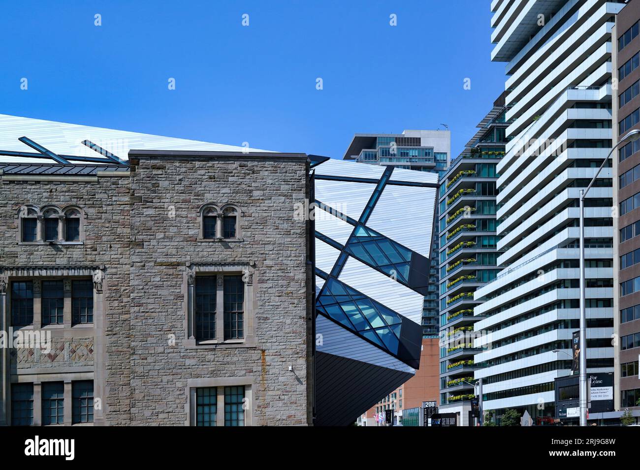 Musée royal de l'Ontario avec ajout moderne et immeubles d'appartements de grande hauteur sur la rue Bloor à Toronto Banque D'Images