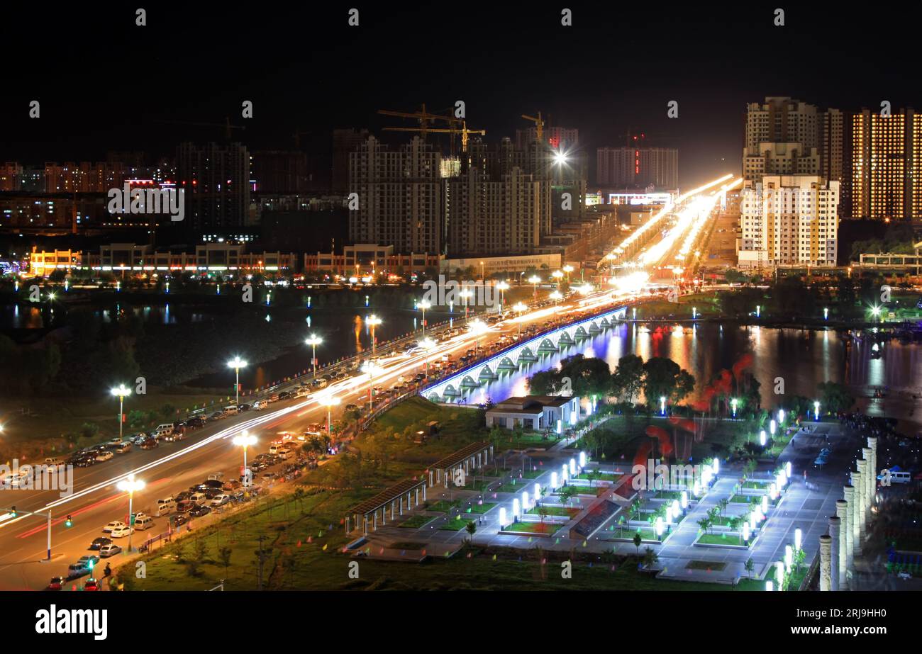 Luannan août 22 : scène nocturne de la ville dans le pont de la rivière Nord le 22 août 2012, comté de Luannan, province du Hebei, Chine Banque D'Images