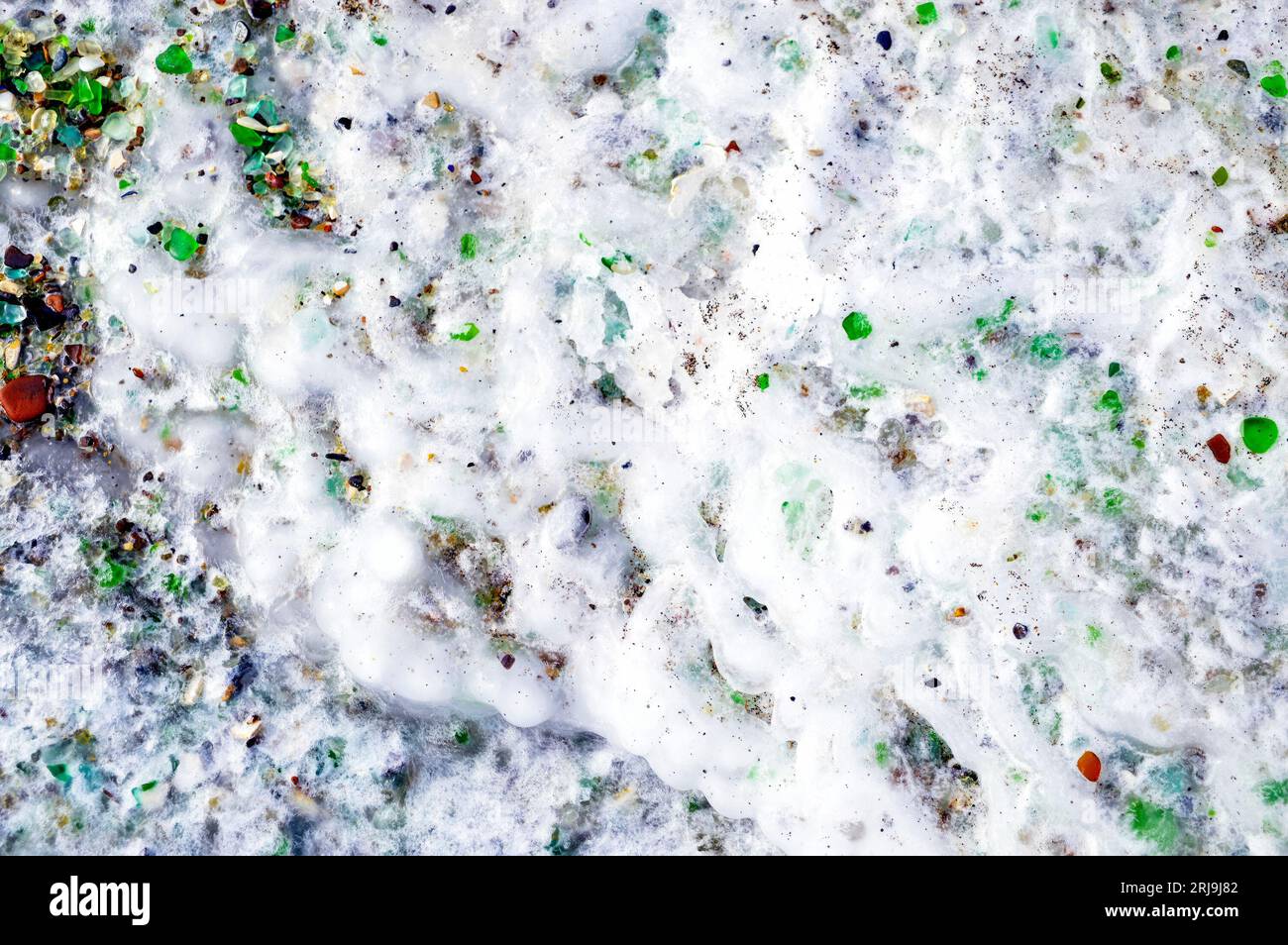 Glace de fond avec verre multicolore. Plage de verre, mer japonaise, Russie. Banque D'Images