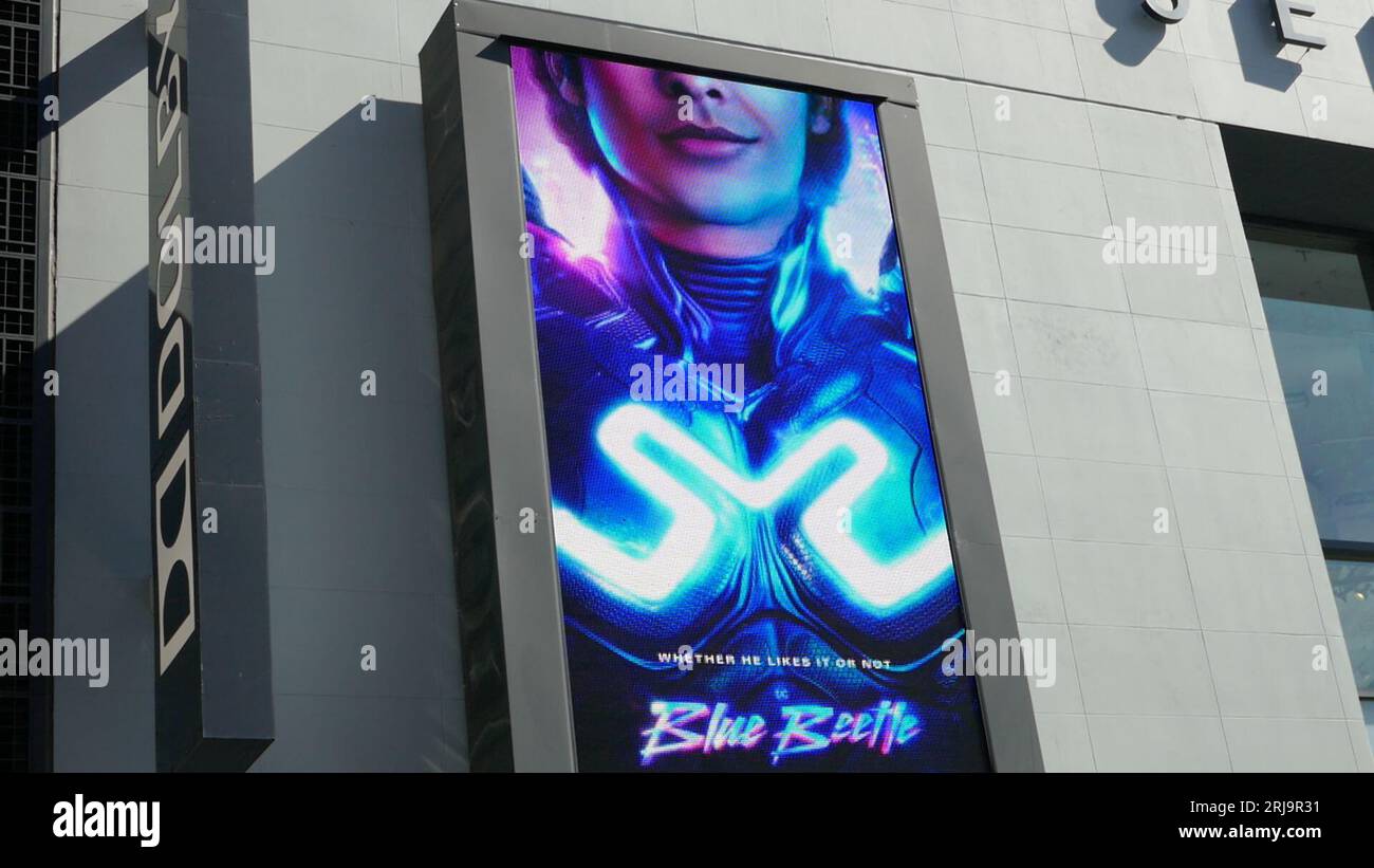 Los Angeles, Californie, USA 18 août 2023 vue générale de l'atmosphère de Warner Brothers Blue Beetle Billboard avec Xolo Mariduena le 18 août 2023 à Los Angeles, Californie, USA. Photo de Barry King/Alamy stock photo Banque D'Images