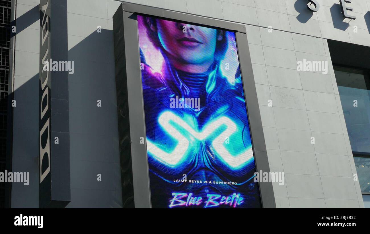 Los Angeles, Californie, USA 18 août 2023 vue générale de l'atmosphère de Warner Brothers Blue Beetle Billboard avec Xolo Mariduena le 18 août 2023 à Los Angeles, Californie, USA. Photo de Barry King/Alamy stock photo Banque D'Images