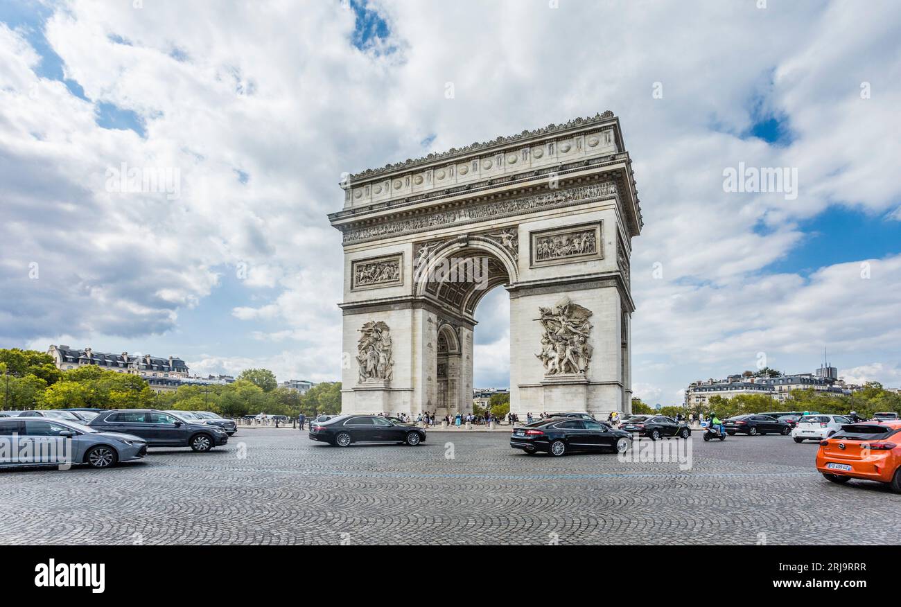 Place Charles de Gaulle, historiquement connue comme la place de l'étoile, plus grand carrefour routier de Paris, point de rencontre de douze avenues avec l'Arc emblématique Banque D'Images