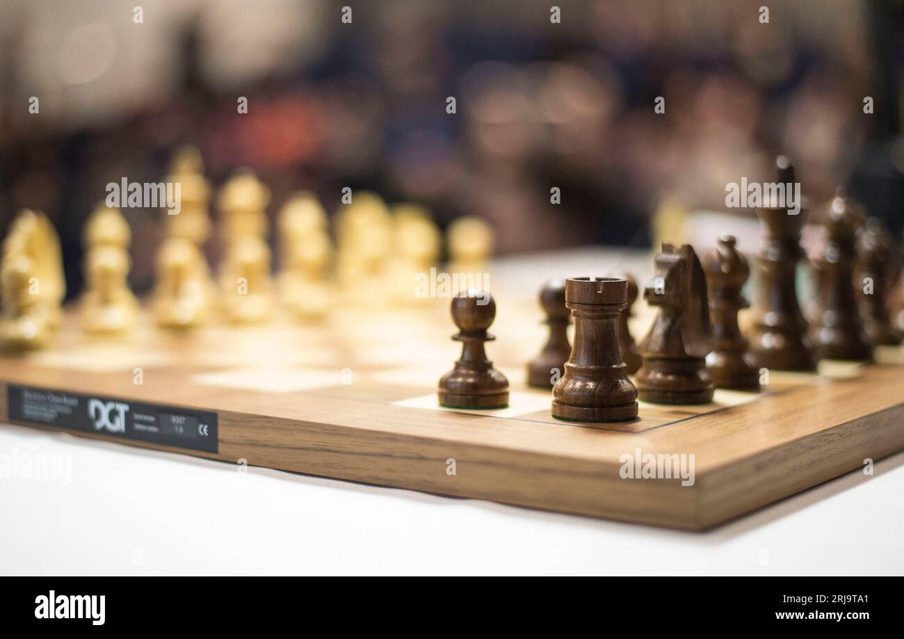 Photo de dossier datée du 04/12/2015 d'un échiquier lors de la 7e London Chess Classic, dernière étape du Grand Chess Tour 2015 au Olympia Conference Centre de Londres. Le Gouvernement a confirmé son intention d ' installer 100 échiquiers dans les parcs publics du pays dans le cadre d ' un programme de 1 millions de livres sterling. Le plan, qui comprend une augmentation de financement de 500 000 £ pour la Fédération anglaise des échecs (ECF), a été annoncé pour la première fois plus tôt en août. Date d'émission : mardi 22 août 2023. Banque D'Images