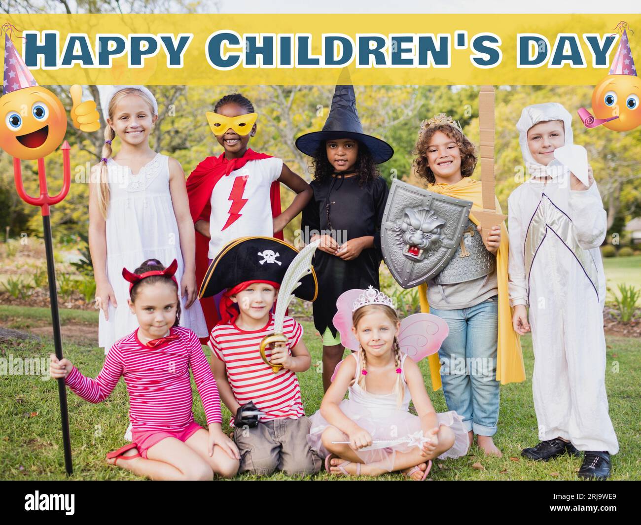 Composition du texte heureux de la journée des enfants et divers enfants à la fête costumée Banque D'Images