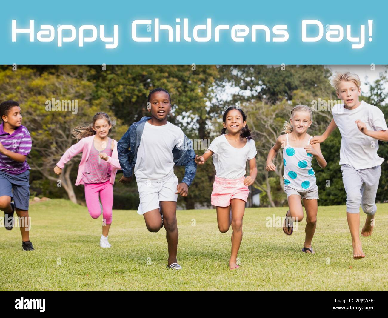 Composition du texte heureux de la journée des enfants et divers enfants courant dans le parc Banque D'Images
