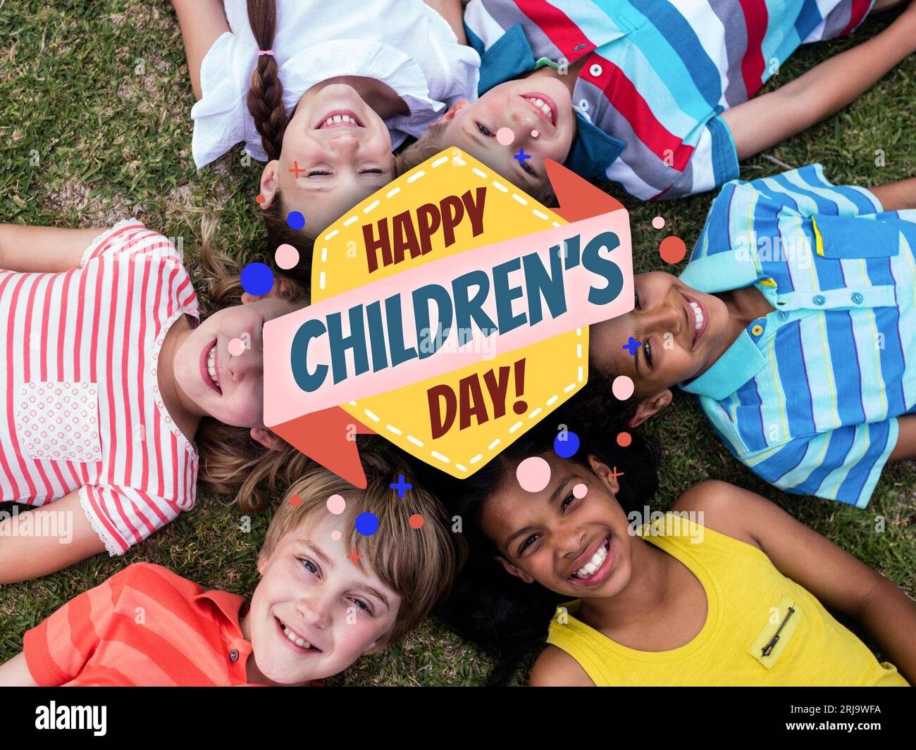 Composition du texte heureux de la journée des enfants et divers enfants souriants couchés sur l'herbe Banque D'Images